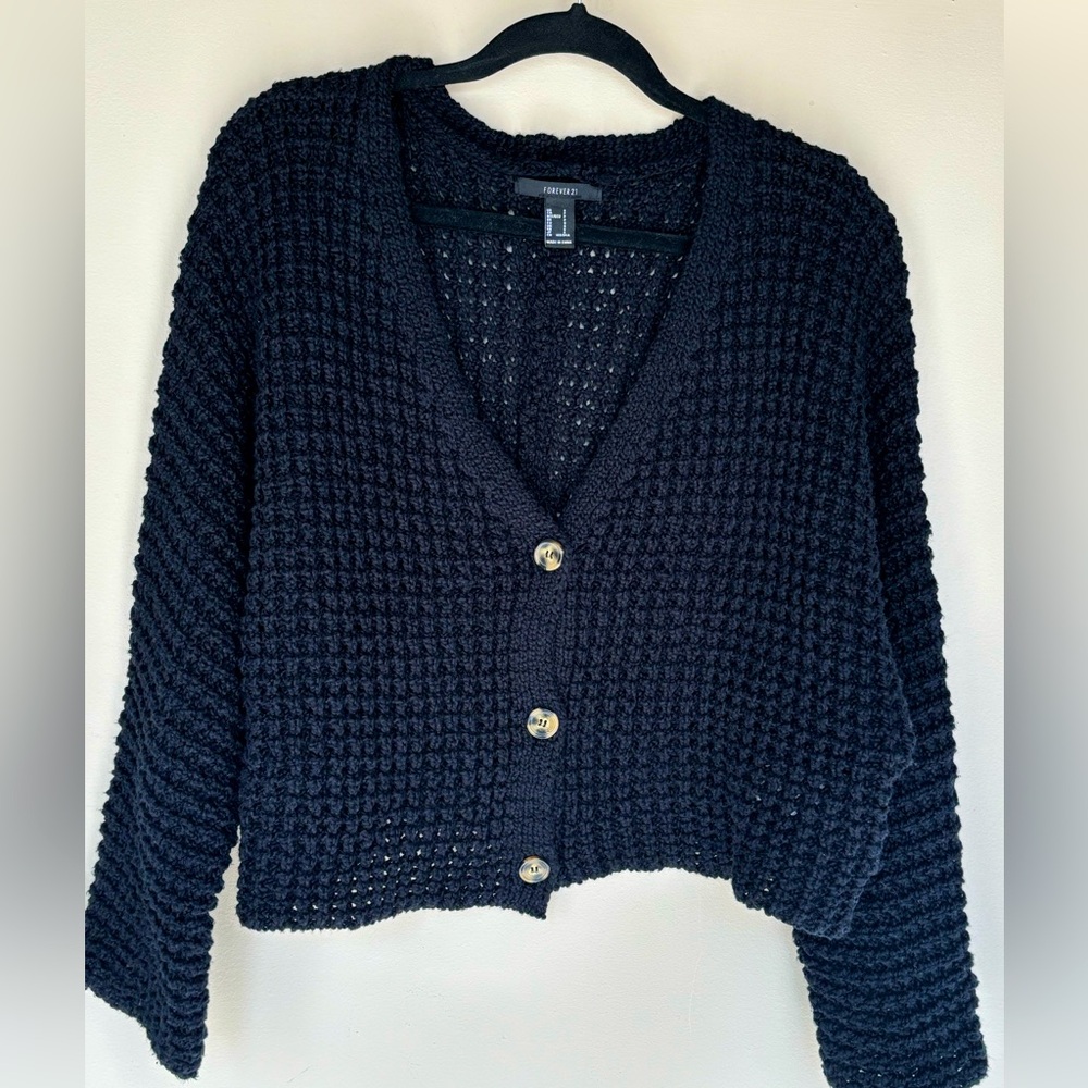 Forever 21 women’s cardigan. Size: small. Perfect for cute winter outfit!